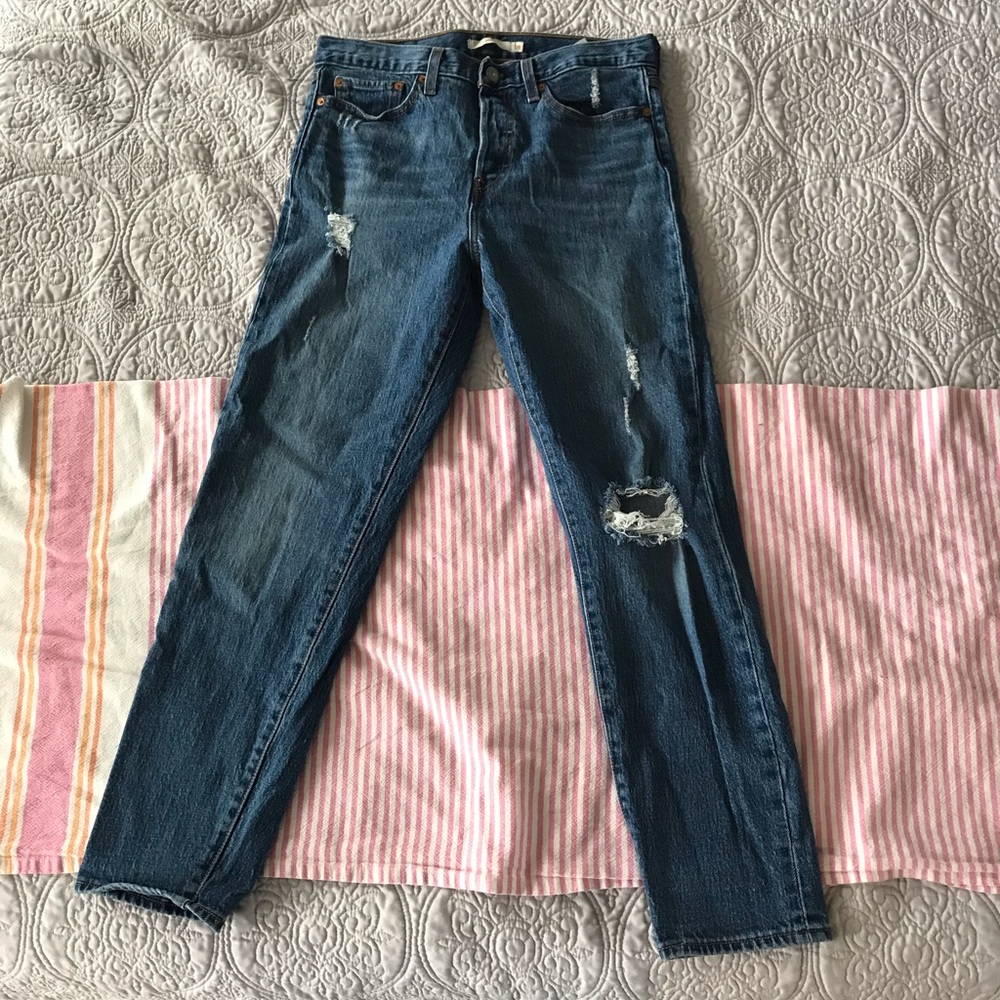 Distressed Levi’s Wedgie Fit